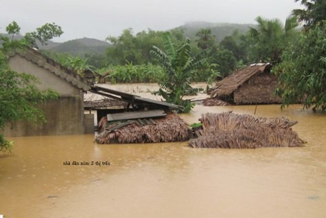 Nhà dân tại huyện Vũ Quang bị ngập sâu trong nước lũ (ảnh QM)